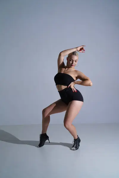 Siyah Şortlu Bir Bayan Dansçı Yüksek Topuklularla Dans Ediyor Genç — Stok fotoğraf