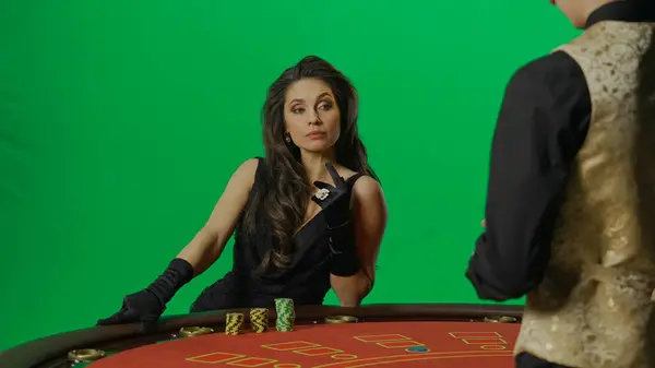 Casino Het Gokken Commerciële Reclame Concept Prachtige Vrouw Studio Chroma — Stockfoto