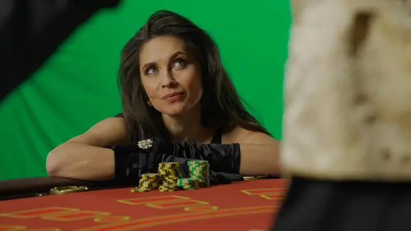 Kasino Hazardní Hry Komerční Reklamní Koncept Nádherná Fena Studiu Zelené — Stock fotografie