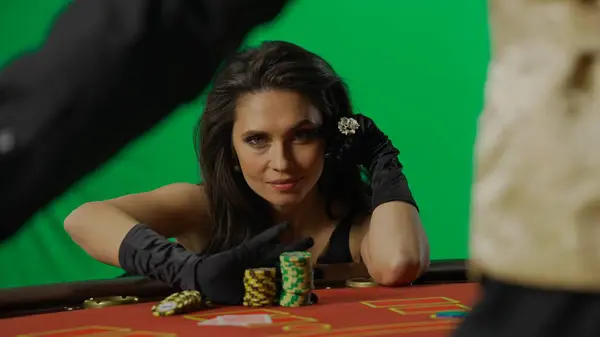 Koncepcja Reklamy Kasyn Gier Hazardowych Wspaniała Kobieta Studiu Zielonym Ekranie — Zdjęcie stockowe