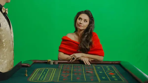 Концепция Коммерческой Рекламы Казино Азартных Игр Великолепная Женщина Студии Хромированном — стоковое фото