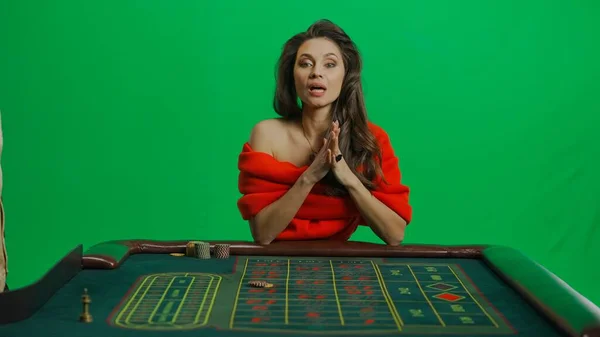Casino Het Gokken Commerciële Reclame Concept Prachtige Vrouw Studio Chroma — Stockfoto