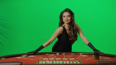 Kumarhane ve kumar yaratıcı reklam konsepti. Krom anahtar yeşil ekranda zarif bir kadın portresi. 21 masasında poz verirken gülümseyen çekici kadın oyuncu..