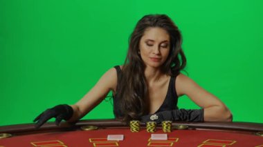 Kumarhane ve kumar yaratıcı reklam konsepti. Krom anahtar yeşil ekranda zarif bir kadın portresi. Blackjack poker masasında oturan çekici bir kadın. Parmaklarında çip ile gülümsüyor..