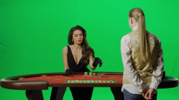 カジノとギャンブルクリエイティブ広告コンセプト クロマキーグリーンでエレガントな女性の肖像画 ブラックジャックポーカーテーブルの魅力的な女性は カードのクルーピアを求め 笑顔をチェック — ストック動画