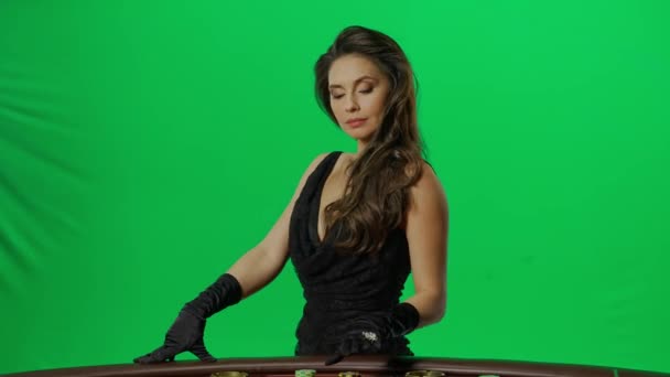 赌场和赌博创意广告的概念 色键绿色屏风上优雅的女性画像 迷人的女人站在21点扑克桌旁 用芯片对着摄像机摆姿势 — 图库视频影像