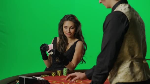 赌场和赌博创意广告的概念 彩色键绿色屏幕上的女性肖像 女人坐在21点扑克牌桌旁和男人打牌 下注留牌 — 图库视频影像