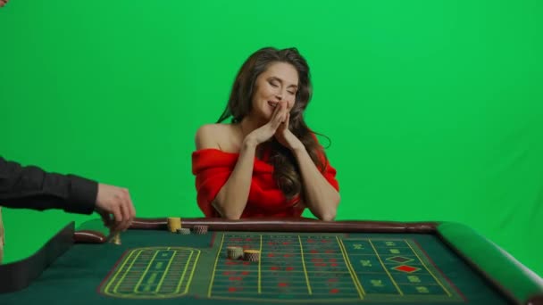 Kasino Hazard Kreativní Reklamní Koncept Portrét Atraktivní Feny Zelené Obrazovce — Stock video