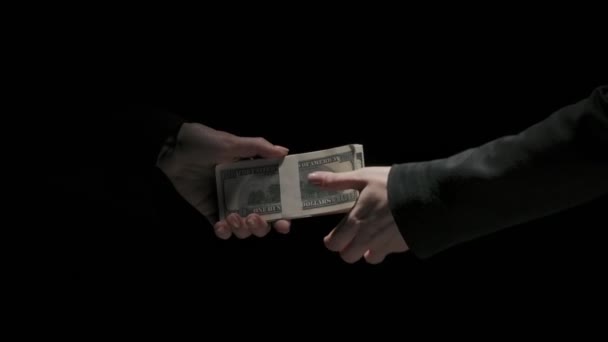 商业伙伴关系和金融腐败的创新概念 穿着西服的商人的画像 背景是黑色的 女商人在收到一叠钞票后互相握手 — 图库视频影像