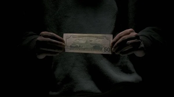 비즈니스 창조적 배경에 남성의 초상화 카메라 뒤쪽에 지폐를 — 스톡 사진