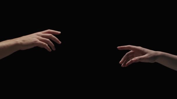 身体部位美感与护肤创意广告理念 模型的肖像手隔离在黑色背景上 男人和女人赤手空拳地互相借贷和触摸手指 — 图库视频影像