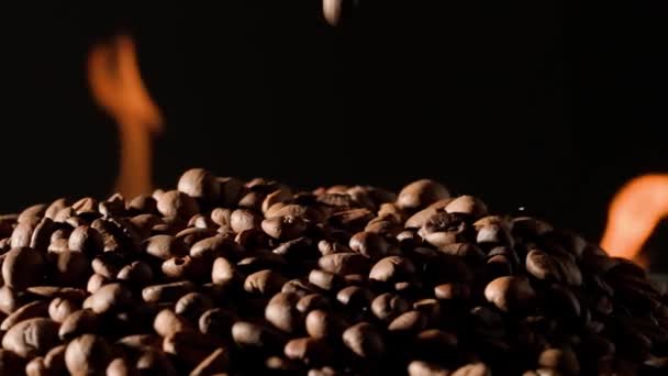불타는 스튜디오 배경에 활기찬 음료를 만들기 커피를 레스토랑에 — 비디오