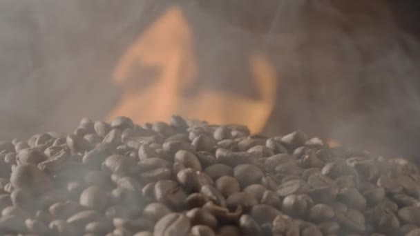 Kahve Çekirdekleri Siyah Bir Stüdyoda Kızartılıyor Kahve Kızartma Süreci Ateş — Stok video