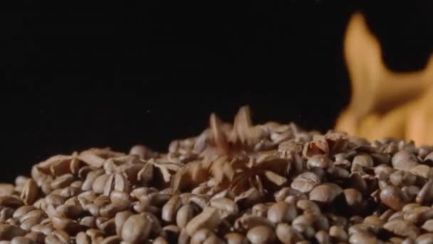 Koffiebonen Draaien Een Zwarte Achtergrond Met Een Brandend Vuur Anijs — Stockvideo