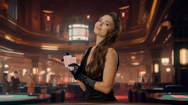 Kumarhanede 21 oynamak için poker masasında siyah elbiseli şık bir kadın. Poker oynayan ve kameraya bakan bir kadın. Kumarhane ve kumar kavramı