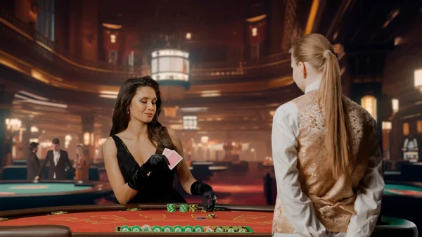 Elegantní Žena Černých Šatech Kasinu Atraktivní Žena Pokerového Stolu Blackjack — Stock fotografie
