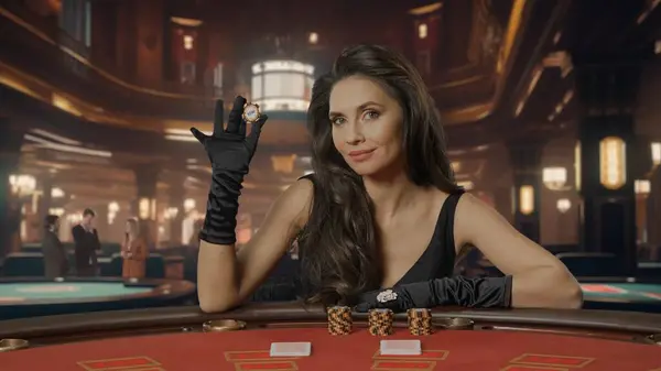 Chique Vrouw Zwarte Jurk Aan Pokertafel Voor Blackjack Spel Casino — Stockfoto