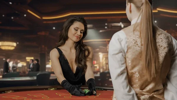 Attraktive Frau Schwarzen Kleid Pokertisch Für Blackjack Spiel Casino Die — Stockfoto