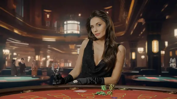 Elegancka Kobieta Czarnej Sukience Przy Stole Pokerowym Gry Blackjacka Kasynie — Zdjęcie stockowe