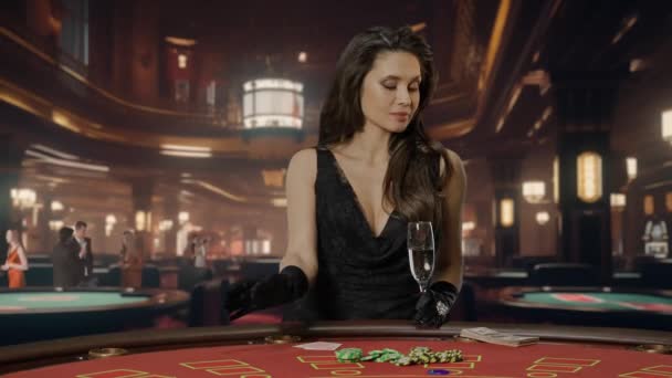 Atrakcyjna Kobieta Czarnej Sukience Przy Stole Pokerowym Gry Blackjacka Kasynie — Wideo stockowe