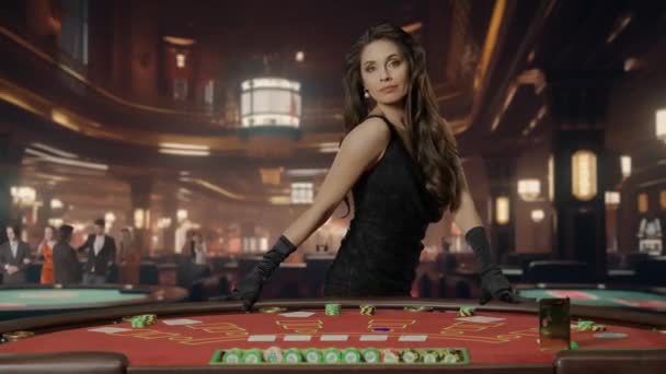 Привлекательная Женщина Черном Платье Покерным Столом Игры Блэкджек Казино Женщина — стоковое видео