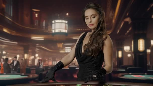 Mulher Chique Vestido Preto Mesa Poker Para Jogo Blackjack Casino — Vídeo de Stock