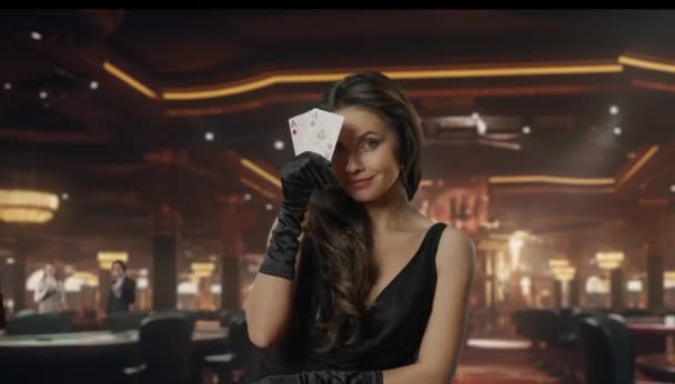 Femme Chic Robe Noire Table Poker Pour Jeu Blackjack Casino — Video