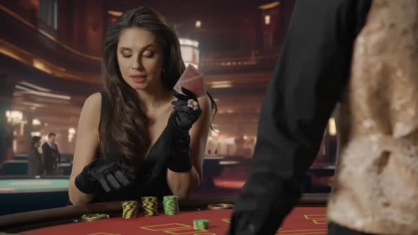 Porträt Einer Eleganten Frau Schwarzen Kleid Auf Casino Hintergrund Attraktive — Stockvideo