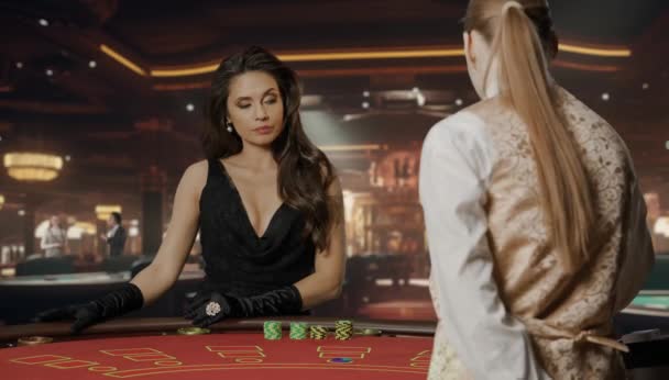 Портрет Элегантной Женщины Черном Платье Фоне Казино Привлекательная Женщина Покерным — стоковое видео