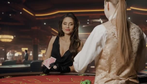 Atractiva Mujer Vestido Negro Mesa Póquer Para Juego Blackjack Casino — Vídeos de Stock