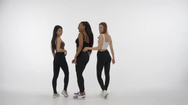 Werbekonzept Für Natürliche Schönheit Und Vielfalt Porträt Junger Multiethnischer Modelle — Stockvideo