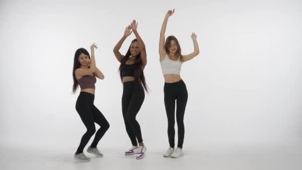 自然美与多样性广告概念 在白人背景下孤立的年轻多种族模型的肖像 三个积极的多种族女孩在镜头前跳舞和微笑 — 图库视频影像