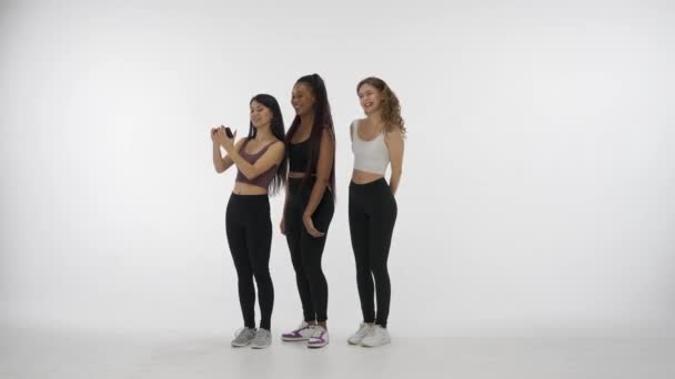 Werbekonzept Für Natürliche Schönheit Und Vielfalt Porträt Junger Multiethnischer Modelle — Stockvideo