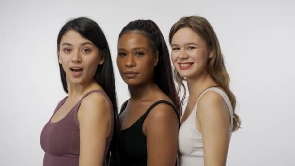 Naturalne Piękno Koncepcja Reklamy Różnorodności Portret Młodych Wielonarodowych Modelek Białym — Wideo stockowe