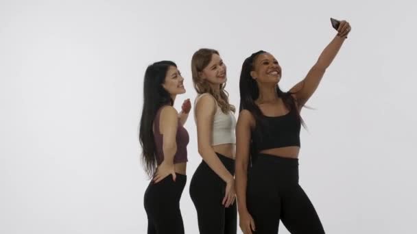 自然美与多样性广告概念 在白色背景上孤立的多种族模型的肖像 近距离拍摄 三位年轻的多种族女孩在智能手机上自拍 — 图库视频影像