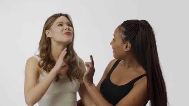 Naturlig Skjønnhet Mangfold Reklame Konsept Portrett Multietniske Modeller Isolert Hvit – stockvideo
