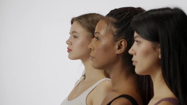 Přírodní Krása Rozmanitost Reklamní Koncept Portrét Multietnických Ženských Modelů Izolovaných — Stock video