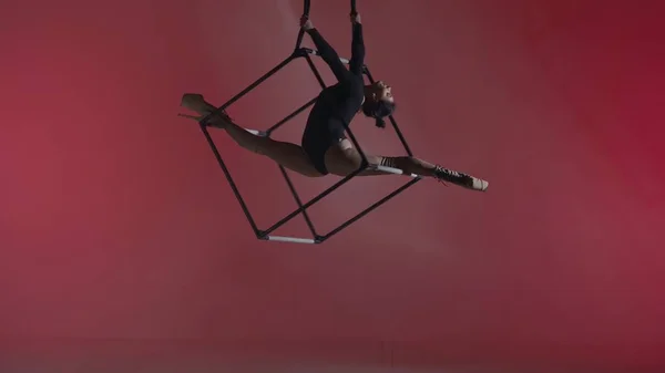 现代编舞和杂技创意广告的概念 色彩斑斓的女性杂技演员的肖像 女空想家舞女 穿着高跟鞋 用绳子在立方体上平躺着 — 图库照片