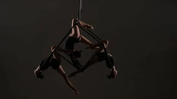 现代编舞和杂技创意广告的概念 女性杂技演员的肖像孤立的黑色背景 女航海家跳三人舞 用绳子在空中旋转着 — 图库照片