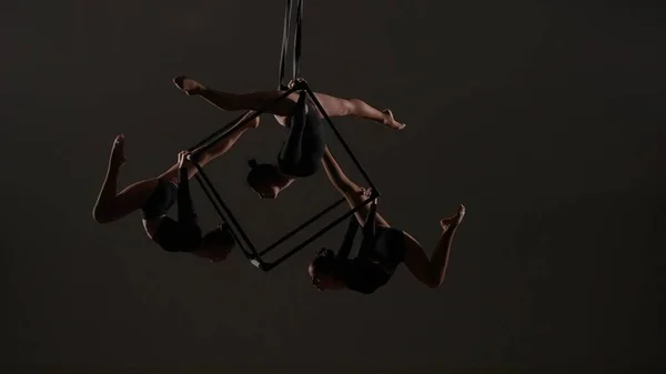 Modern Koreografi Akrobasi Yaratıcı Reklam Konsepti Kadın Akrobatların Portresi Izole — Stok fotoğraf