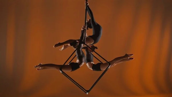 Modern Koreografi Akrobasi Yaratıcı Reklam Konsepti Turuncu Arka Planda Izole — Stok fotoğraf