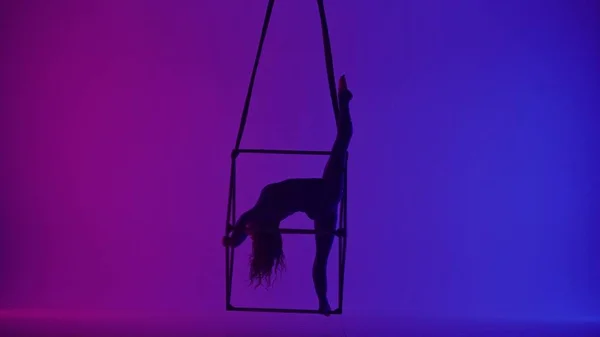 现代编舞和杂技创意广告的概念 女性杂技演员在霓虹灯背景下被隔离的轮廓 女空想家用绳索在立方体上旋转着 在空中分裂 — 图库照片