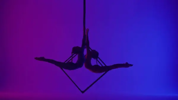 Modern Choreography Acrobatics Creative Advertisement Concept Silhouette Two Female Acrobats — Stock Photo, Image