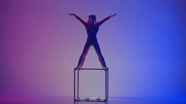 Modern Koreografi Akrobasi Yaratıcı Reklam Konsepti Canlı Arkaplanda Izole Edilmiş — Stok fotoğraf