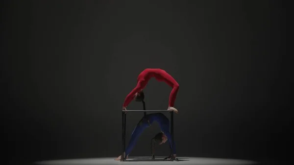 Moderni Koreografia Akrobatiaa Luova Mainos Käsite Kahden Mustalla Pohjalla Olevan — kuvapankkivalokuva