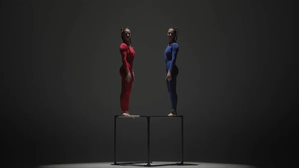 Modern Koreografi Akrobasi Yaratıcı Reklam Konsepti Siyah Arka Planda Izole — Stok fotoğraf