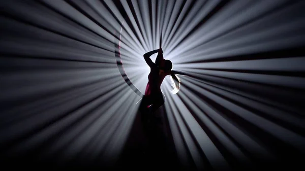 现代编舞和杂技创意广告的概念 被黑色背景隔离在明亮聚光灯下的女性轮廓 女空中舞者在空气丝绸上表演元素 — 图库照片