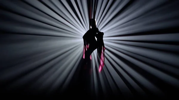 现代编舞和杂技创意广告的概念 被黑色背景隔离在明亮聚光灯下的女性轮廓 女空中舞者在空气丝绸上表演元素 — 图库照片
