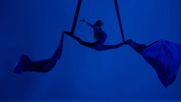 Moderne Choreografie Acrobatiek Creatieve Reclame Concept Silhouet Van Vrouwelijke Kunstenaar — Stockfoto