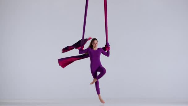 Modern Koreografi Akrobasi Yaratıcı Reklam Konsepti Stüdyoda Beyaz Arka Planda — Stok video